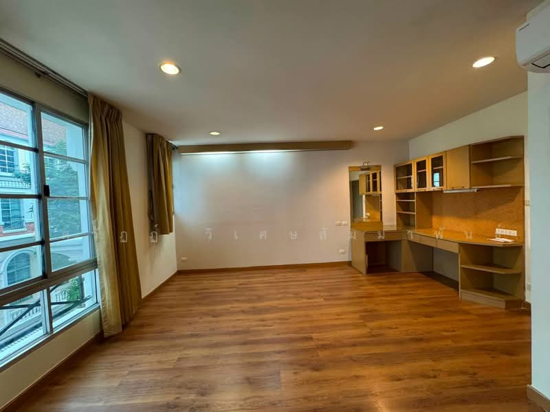 Baan Klang Krung Sathorn-Narathiwas, Bangkok, 599 Nonsi Road, Chong Nonsi, Yan Nawa, Bangkok, 4 Bedrooms, 320 sqm, Townhouse For Rent, by ทศวัฏฏ์ วิเศษสัมมาพันธ์, 500496281 - DDproperty.com