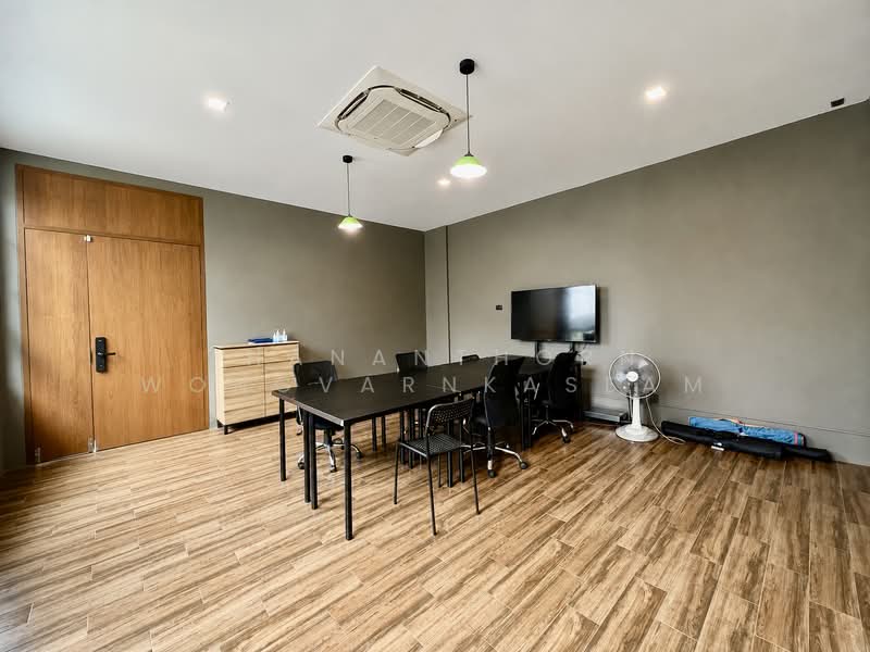 Patio Ratchayothin, Bangkok, Phahonyothin 32, Chan Kasem, Chatuchak, Bangkok, 3 Bedrooms, 263 sqm, Townhouse For Sale, by Thananthorn Wongvarnkaseam, 500496285 - DDproperty.com
