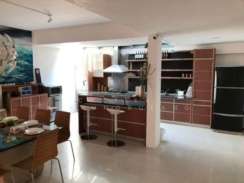 4-BR Semi-detached House, Bangkok, Bang Kapi, Huai Khwang, Bangkok, 4 Bedrooms, 430 sqm, Semi-Detached House (Twin House) For Rent, by Chotika Rakrungrueang, 500496818 - DDproperty.com