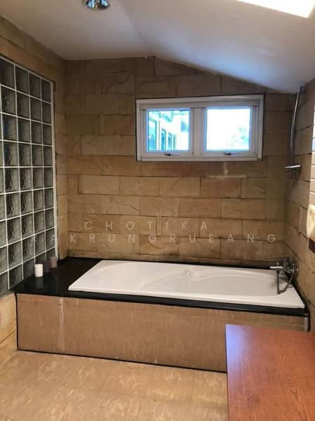 4-BR Semi-detached House, Bangkok, Bang Kapi, Huai Khwang, Bangkok, 4 Bedrooms, 430 sqm, Semi-Detached House (Twin House) For Rent, by Chotika Rakrungrueang, 500496818 - DDproperty.com
