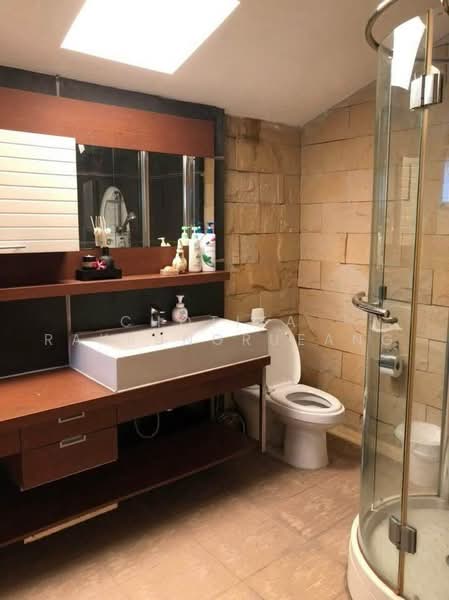 4-BR Semi-detached House, Bangkok, Bang Kapi, Huai Khwang, Bangkok, 4 Bedrooms, 430 sqm, Semi-Detached House (Twin House) For Rent, by Chotika Rakrungrueang, 500496818 - DDproperty.com