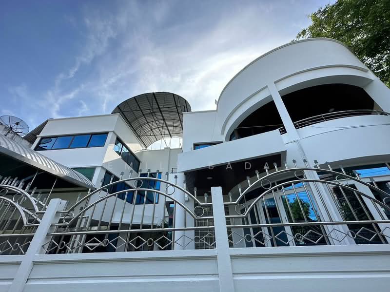 5-BR House, Bangkok, Phlapphla, Wang Thonglang, Bangkok, 5 Bedrooms, 524 sqm, Single Detached House For Sale, by Emily Bada, 500497818 - DDproperty.com