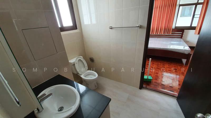 Rishi Court, Bangkok, 47 Soi Sukhumvit 15, Khlongtoei Nua, Watthana, Bangkok, 3 Bedrooms, 200 sqm, Condo For Rent, by Sompob Buaparungsri, 500498103 - DDproperty.com