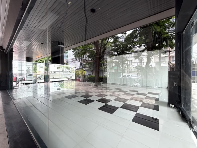 1st Floor Space with Foot Traffic, 450m to BTS Saint Louis, Bangkok, Silom, Bang Rak, Bangkok, , 224 sqm, Retail Space For Rent, by Sirikul Wattanakorn, 500498583 - DDproperty.com