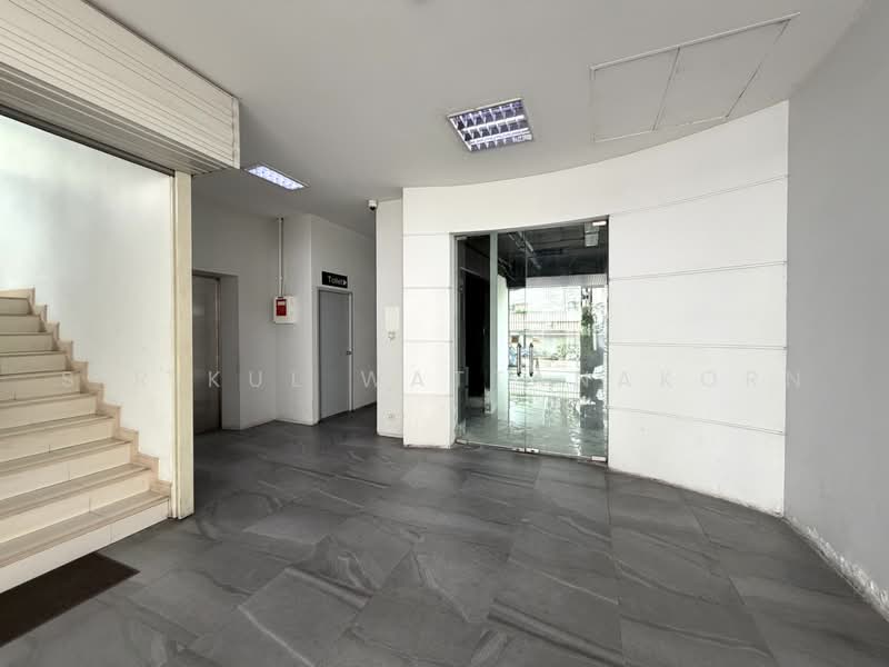 1st Floor Space with Foot Traffic, 450m to BTS Saint Louis, Bangkok, Silom, Bang Rak, Bangkok, , 224 sqm, Retail Space For Rent, by Sirikul Wattanakorn, 500498583 - DDproperty.com