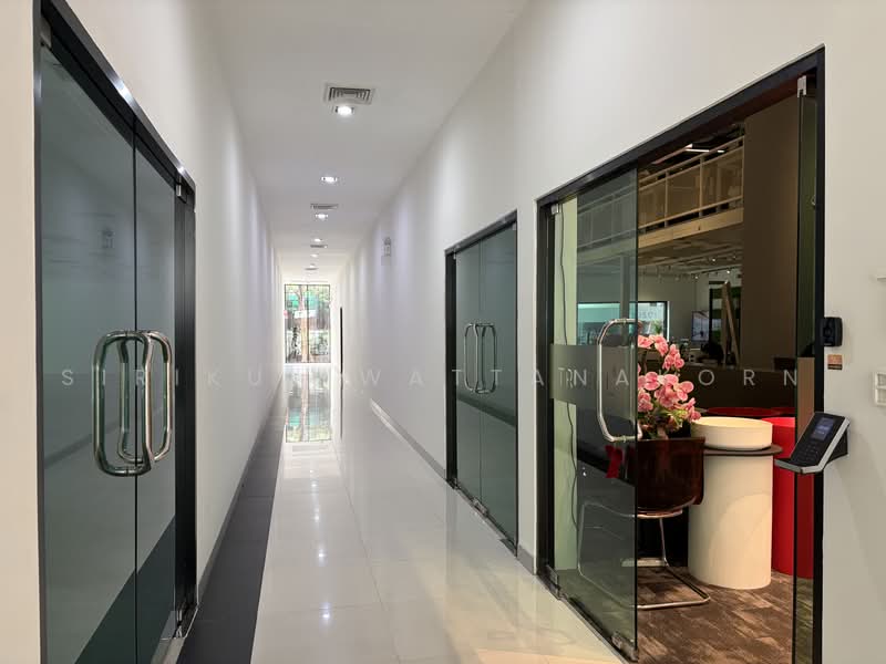 Space ติด BTS สุรศักดิ์ เหมาะทำ Showroom, clinic, กรุงเทพ, Sathorn, ยานนาวา, สาทร, กรุงเทพ, 140 ตร.ม., พื้นที่ขายของ ให้เช่า, โดย Sirikul Wattanakorn, 500498624 - DDproperty.com