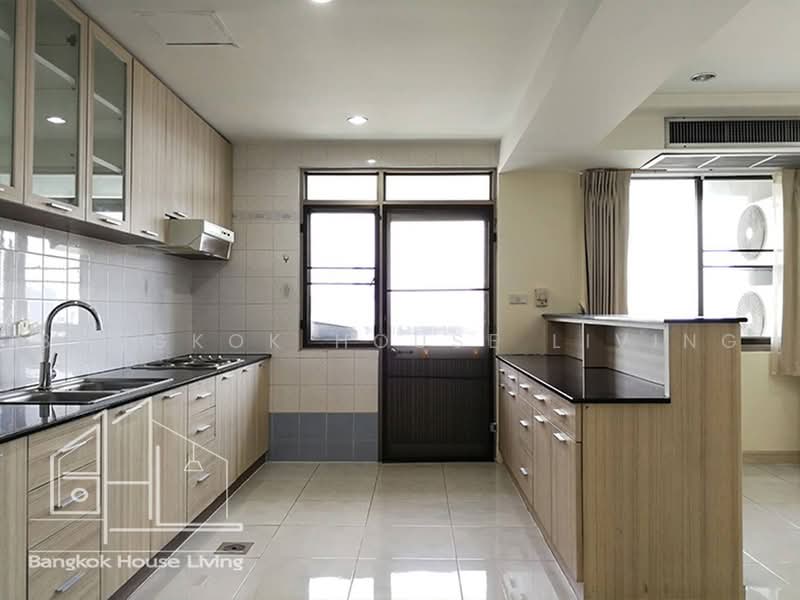 Royal Castle Sukhumvit, Bangkok, 30 Soi Sukhumvit 39, Khlongtoei Nua, Watthana, Bangkok, 3 Bedrooms, 160 sqm, Condo For Rent, by Bangkok House Living, 500498705 - DDproperty.com