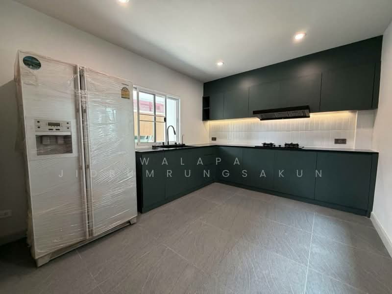 3-BR House, Bangkok, Bang Kapi, Huai Khwang, Bangkok, 3 Bedrooms, 300 sqm, Single Detached House For Rent, by Walapa Jidbumrungsakun, 500499108 - DDproperty.com