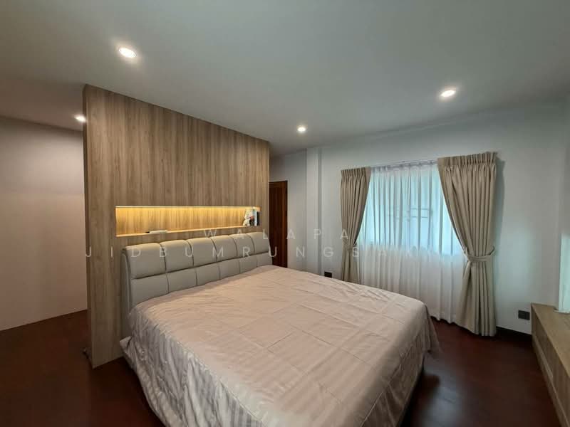 3-BR House, Bangkok, Bang Kapi, Huai Khwang, Bangkok, 3 Bedrooms, 300 sqm, Single Detached House For Rent, by Walapa Jidbumrungsakun, 500499108 - DDproperty.com