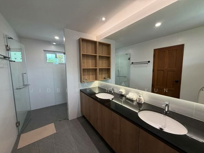 3-BR House, Bangkok, Bang Kapi, Huai Khwang, Bangkok, 3 Bedrooms, 300 sqm, Single Detached House For Rent, by Walapa Jidbumrungsakun, 500499108 - DDproperty.com