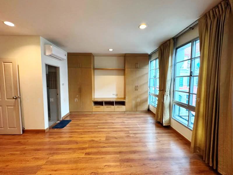 Baan Klang Krung Sathorn-Narathiwas, Bangkok, 599 Nonsi Road, Chong Nonsi, Yan Nawa, Bangkok, 4 Bedrooms, 320 sqm, Townhouse For Rent, by นัฐพงค์ มณีอัครเนตร, 500499866 - DDproperty.com