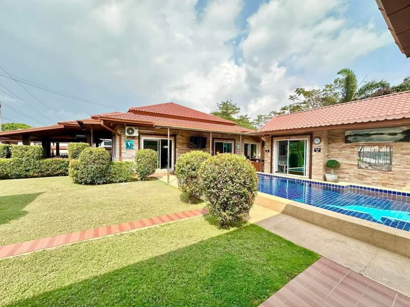 For rent Three private villas on the same estate with a total of 6 bedrooms and 7 bathrooms, Chon Buri (Pattaya), Na Kloe, Bang Lamung (Pattaya), Chon Buri (Pattaya), 6 Bedrooms, 300 sqm, Single Detached House For Rent, by Patcharaporn Wongsachayo, 500502059 - DDproperty.com
