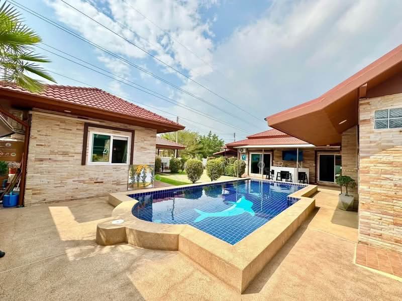 For rent Three private villas on the same estate with a total of 6 bedrooms and 7 bathrooms, Chon Buri (Pattaya), Na Kloe, Bang Lamung (Pattaya), Chon Buri (Pattaya), 6 Bedrooms, 300 sqm, Single Detached House For Rent, by Patcharaporn Wongsachayo, 500502059 - DDproperty.com