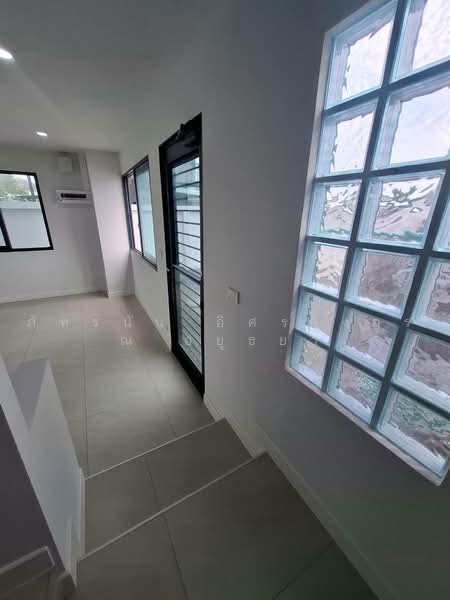 ทาวน์โฮม 3 ชั้น (หลังริม) ถนนเฉลิมพระเกียรติ ร. 9 ซอย 30, Bangkok, Dok Mai, Prawet, Bangkok, 3 Bedrooms, 150 sqm, Townhouse For Sale, by ภัทรนัน อิศรางกูร ณ อยุธยา, 500502401 - DDproperty.com