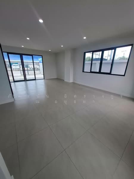 ทาวน์โฮม 3 ชั้น (หลังริม) ถนนเฉลิมพระเกียรติ ร. 9 ซอย 30, Bangkok, Dok Mai, Prawet, Bangkok, 3 Bedrooms, 150 sqm, Townhouse For Sale, by ภัทรนัน อิศรางกูร ณ อยุธยา, 500502401 - DDproperty.com