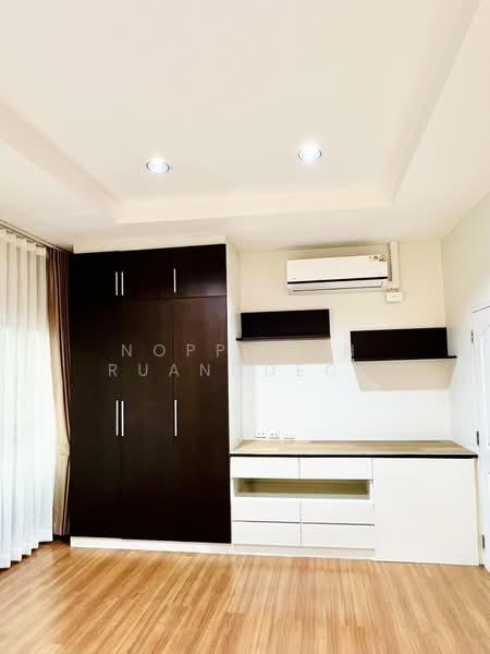 ให้เช่า ทาวน์โฮม 3 ชั้น เฟอร์นิเจอร์พร้อมเข้าอยู่ ถนนศรีนครินทร์ ใกล้ห้างธัญญะ, Bangkok, Phatthanakan, Suan Luang, Bangkok, 3 Bedrooms, 200 sqm, Townhouse For Rent, by Noppawan Ruangdech, 500502525 - DDproperty.com