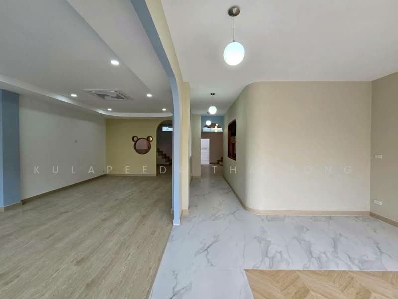 For Sale / Rent: 3-Story Commercial Building, 2 Units, Nakhon Ratchasima, Nai Muang, Muang Nakhon Ratchasima, Nakhon Ratchasima, , 160 sqm, Shophouse For Sale, by Kulapeeda Thathong, 500502558 - DDproperty.com