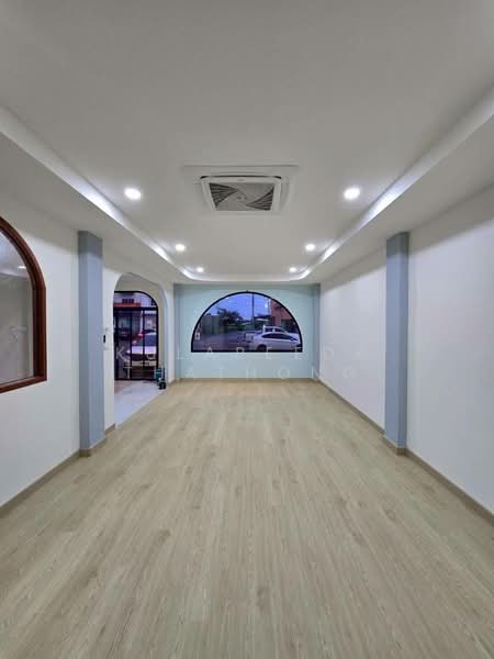 For Sale / Rent: 3-Story Commercial Building, 2 Units, Nakhon Ratchasima, Nai Muang, Muang Nakhon Ratchasima, Nakhon Ratchasima, , 160 sqm, Shophouse For Sale, by Kulapeeda Thathong, 500502558 - DDproperty.com