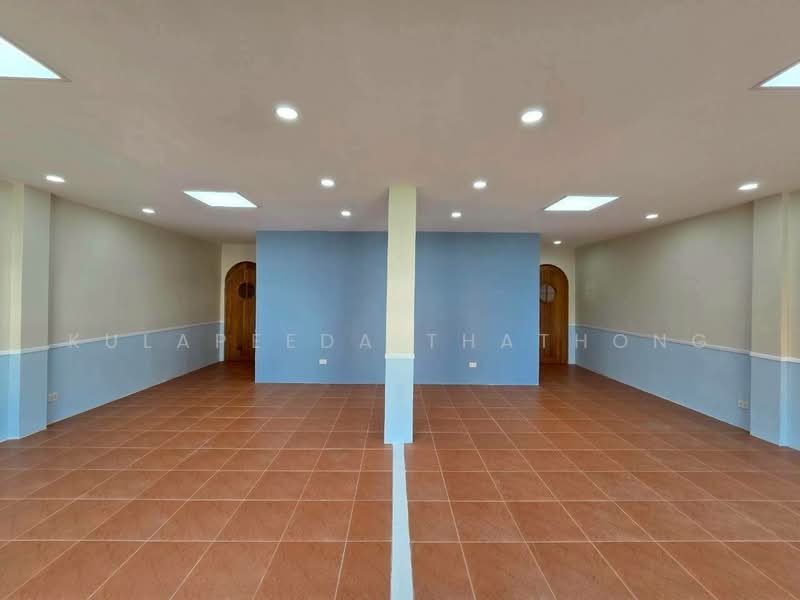 For Sale / Rent: 3-Story Commercial Building, 2 Units, Nakhon Ratchasima, Nai Muang, Muang Nakhon Ratchasima, Nakhon Ratchasima, , 160 sqm, Shophouse For Sale, by Kulapeeda Thathong, 500502558 - DDproperty.com