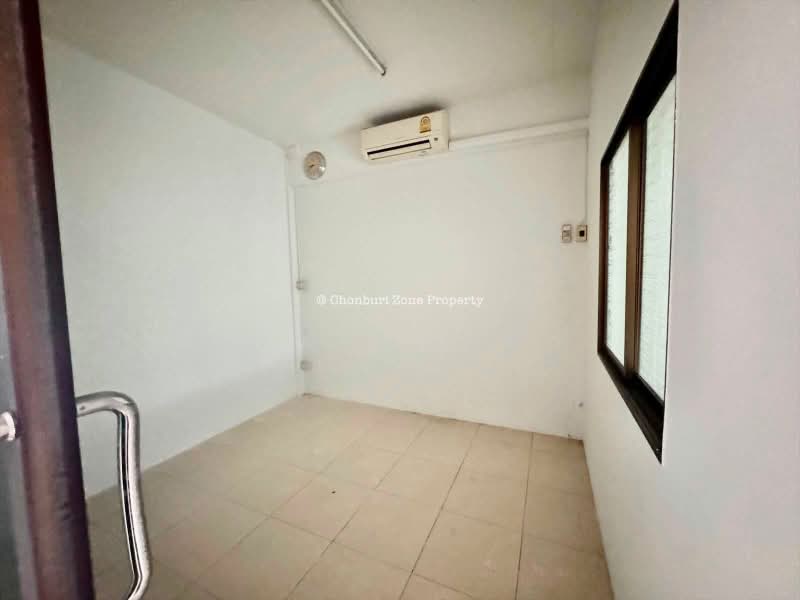 ให้เช่าอาคารพาณิชย์ 3 ชั้นครึ่ง ติดถนนหนองยายบู่ ศรีราชา, Chon Buri (Pattaya), Surasak, Si Racha, Chon Buri (Pattaya), , 150 sqm, Shophouse For Rent, by Dusit Saengfa, 500502788 - DDproperty.com