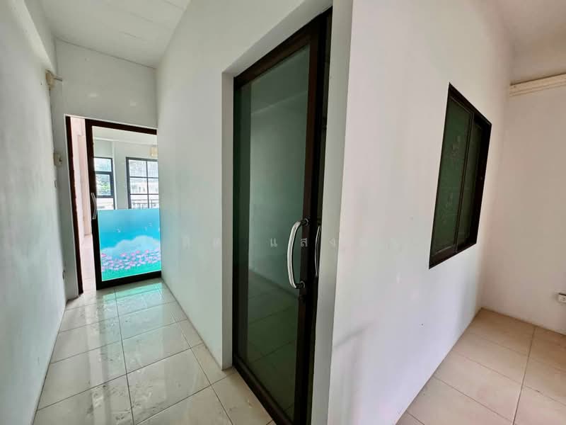 ให้เช่าอาคารพาณิชย์ 3 ชั้นครึ่ง ติดถนนหนองยายบู่ ศรีราชา, Chon Buri (Pattaya), Surasak, Si Racha, Chon Buri (Pattaya), , 150 sqm, Shophouse For Rent, by Dusit Saengfa, 500502788 - DDproperty.com
