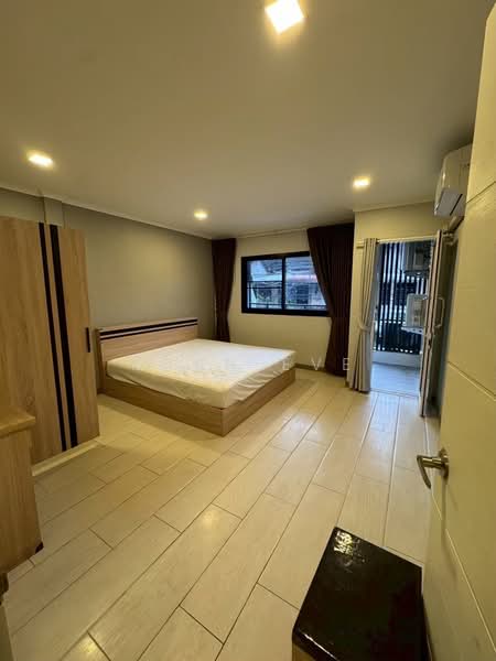 Townhouse for Rent Pracharat Bamphen 26 (SPSEVE2261), Bangkok, ประชาราษฎร์บําเพ็ญ 26, Samsen Nok, Huai Khwang, Bangkok, 4 Bedrooms, 130 sqm, Townhouse For Rent, by Khun Eve, 500504036 - DDproperty.com
