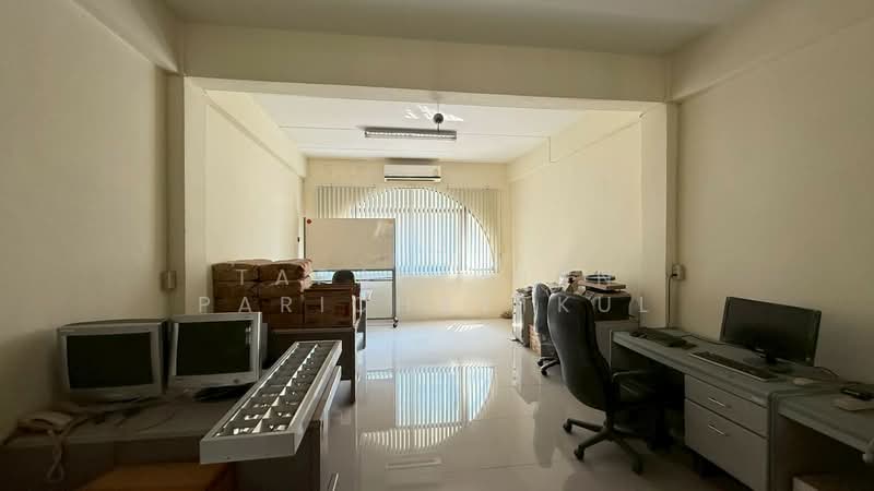 4.5-Storey Shophouse / Commercial Building Kanchanaphisek Road, Lak Song, Bang Khae, Bangkok 10160, Bangkok, กาญจนาภิเษก, Lak Song, Bang Khae, Bangkok, 3 Bedrooms, 200 sqm, Townhouse For Sale, by Tapaniphan Parichattkul, 500504250 - DDproperty.com