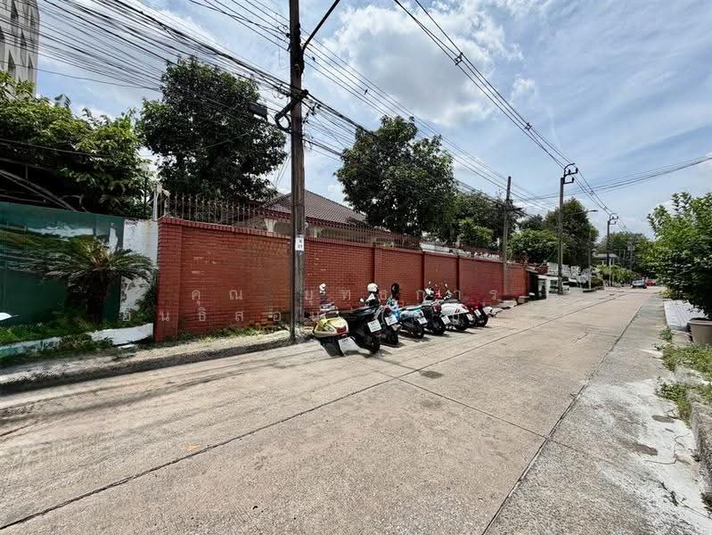 บ้านเดี่ยว 2 ชั้น 217 ตร.ว. ซอยเทศบาลนิมิตรใต้ ซอย1 ถนนเทศบาลสงเคราะห์, กรุงเทพ, ถนนเทศบาลสงเคราะห์, ลาดยาว, จตุจักร, กรุงเทพ, 800 ตร.ม., บ้านเดี่ยว ขาย, โดย คุณ ยุทธการ อินธิสอน (แบงค์), 500505718 - DDproperty.com