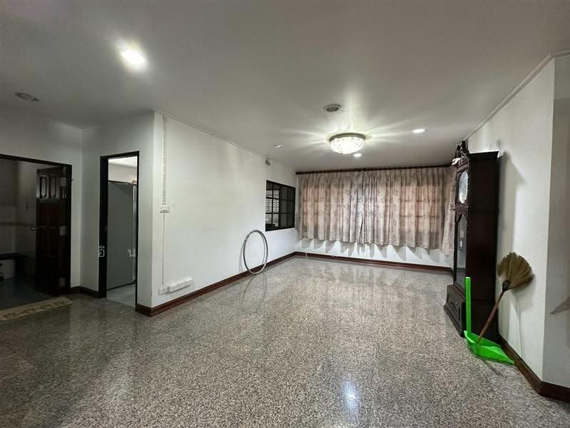 บ้านเดี่ยว 2 ชั้น 217 ตร.ว. ซอยเทศบาลนิมิตรใต้ ซอย1 ถนนเทศบาลสงเคราะห์, Bangkok, ถนนเทศบาลสงเคราะห์, Lat Yao, Chatuchak, Bangkok, 4 Bedrooms, 800 sqm, Single Detached House For Sale, by คุณ ยุทธการ อินธิสอน (แบงค์), 500505718 - DDproperty.com