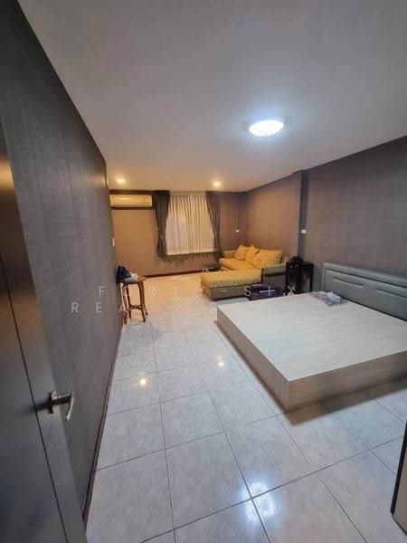 เช่าบ้าน ย่านสุทธิสาร ห่างจาก mrt สุทธิสาร450เมตร บ้าน4ชั้น, Bangkok, Din Daeng, Bangkok, 4 Bedrooms, 320 sqm, Single Detached House For Rent, by Forty-Six Real Estate Group, 500506392 - DDproperty.com