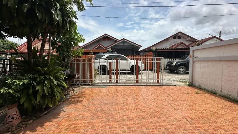 ขายด่วน บ้านเดี่ยวชั้นเดียว หมู่บ้านพฤษชาติ วิลล่า 2 ศรีราชา 51 ตร.ว. 3 ห้องนอน ราคา 2.2 ล้านบาท, Chon Buri (Pattaya), , Surasak, Si Racha, Chon Buri (Pattaya), 3 Bedrooms, 121 sqm, Single Detached House For Sale, by Pronthip Wattanasatiengul, 500507435 - DDproperty.com