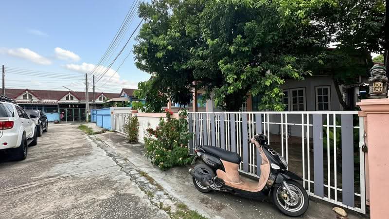 ขายด่วน บ้านเดี่ยวชั้นเดียว หมู่บ้านพฤษชาติ วิลล่า 2 ศรีราชา 51 ตร.ว. 3 ห้องนอน ราคา 2.2 ล้านบาท, Chon Buri (Pattaya), , Surasak, Si Racha, Chon Buri (Pattaya), 3 Bedrooms, 121 sqm, Single Detached House For Sale, by Pronthip Wattanasatiengul, 500507435 - DDproperty.com
