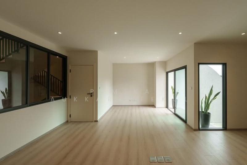 3-BR Townhouse, Bangkok, Huai Khwang, Bangkok, 3 Bedrooms, 380 sqm, Townhouse For Sale, by Pemika Aukkaraleekul, 500508136 - DDproperty.com