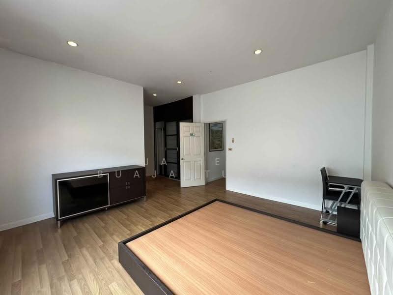 Euro Nova, Bangkok, Lat Krabang Rd, Lat Krabang, Bangkok, 3 Bedrooms, 261 sqm, Townhouse For Sale, by Jakree Buajatturat, 500508312 - DDproperty.com