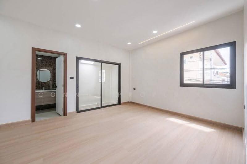 Rung Charoen Chokchai 4, Bangkok, ลาดพร้าว, Saphan Song, Wang Thonglang, Bangkok, 3 Bedrooms, 200 sqm, Townhouse For Sale, by Connex Property, 500508757 - DDproperty.com