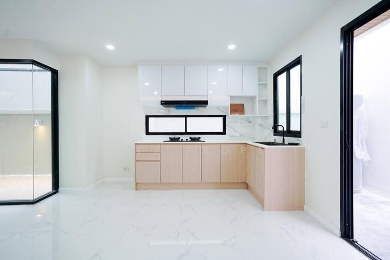 2-Storey Townhouse in Chaloem Phrakiat Rama 9 Soi 2, Yaek 5, Bangkok, ศรีนครินทร์, Nong Bon, Prawet, Bangkok, 3 Bedrooms, 198 sqm, Townhouse For Sale, by Connex Property, 500508834 - DDproperty.com