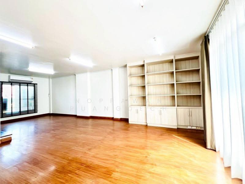 ให้เช่า โฮมออฟฟิต 4 ชั้น ตกแต่งใหม่ ถนนศรีนครินทร์ ใกล้ Paradise, Bangkok, Nong Bon, Prawet, Bangkok, 4 Bedrooms, 250 sqm, Townhouse For Rent, by Noppawan Ruangdech, 500510472 - DDproperty.com