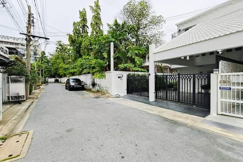 บ้านแฝด 2 ชั้น (หลังริม) เนื้อที่ 42 ตร.ว. สุขุมวิท 63 ซอยเอกมัย 12 (ซอยเจริญใจ), กรุงเทพ, คลองตันเหนือ, วัฒนา, กรุงเทพ, 290 ตร.ม., บ้านแฝด ขาย, โดย ชนะชาติ นนท์ตา, 500511144 - DDproperty.com