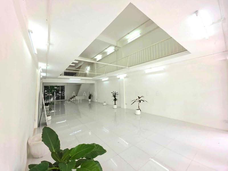 Commercial building for rent near Tha Phae Gate, Chiang Mai Rental Price: 40,000 THB /month No.1H704, Chiang Mai, Sri Phum, Muang Chiang Mai, Chiang Mai, , 110 sqm, Shophouse For Rent, by Baandeedee Chiangmai, 500513134 - DDproperty.com