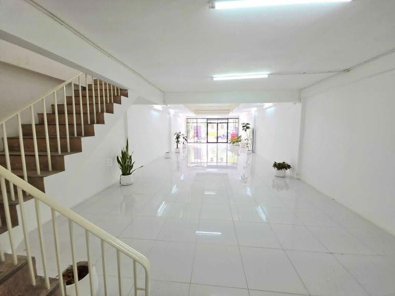 Commercial building for rent near Tha Phae Gate, Chiang Mai Rental Price: 40,000 THB /month No.1H704, Chiang Mai, Sri Phum, Muang Chiang Mai, Chiang Mai, , 110 sqm, Shophouse For Rent, by Baandeedee Chiangmai, 500513134 - DDproperty.com