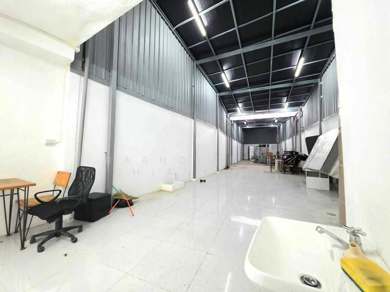 Commercial building for rent near Tha Phae Gate, Chiang Mai Rental Price: 40,000 THB /month No.1H704, Chiang Mai, Sri Phum, Muang Chiang Mai, Chiang Mai, , 110 sqm, Shophouse For Rent, by Baandeedee Chiangmai, 500513134 - DDproperty.com
