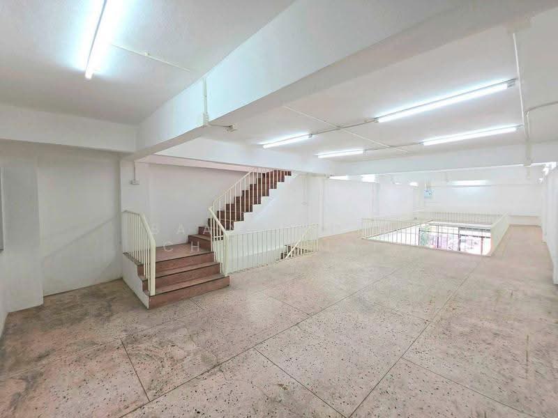 Commercial building for rent near Tha Phae Gate, Chiang Mai Rental Price: 40,000 THB /month No.1H704, Chiang Mai, Sri Phum, Muang Chiang Mai, Chiang Mai, , 110 sqm, Shophouse For Rent, by Baandeedee Chiangmai, 500513134 - DDproperty.com