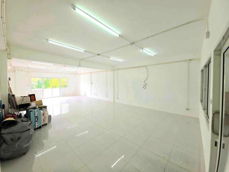 Commercial building for rent near Tha Phae Gate, Chiang Mai Rental Price: 40,000 THB /month No.1H704, Chiang Mai, Sri Phum, Muang Chiang Mai, Chiang Mai, , 110 sqm, Shophouse For Rent, by Baandeedee Chiangmai, 500513134 - DDproperty.com