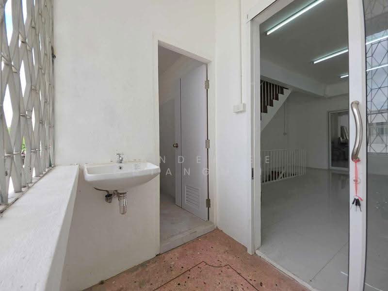 Commercial building for rent near Tha Phae Gate, Chiang Mai Rental Price: 40,000 THB /month No.1H704, Chiang Mai, Sri Phum, Muang Chiang Mai, Chiang Mai, , 110 sqm, Shophouse For Rent, by Baandeedee Chiangmai, 500513134 - DDproperty.com