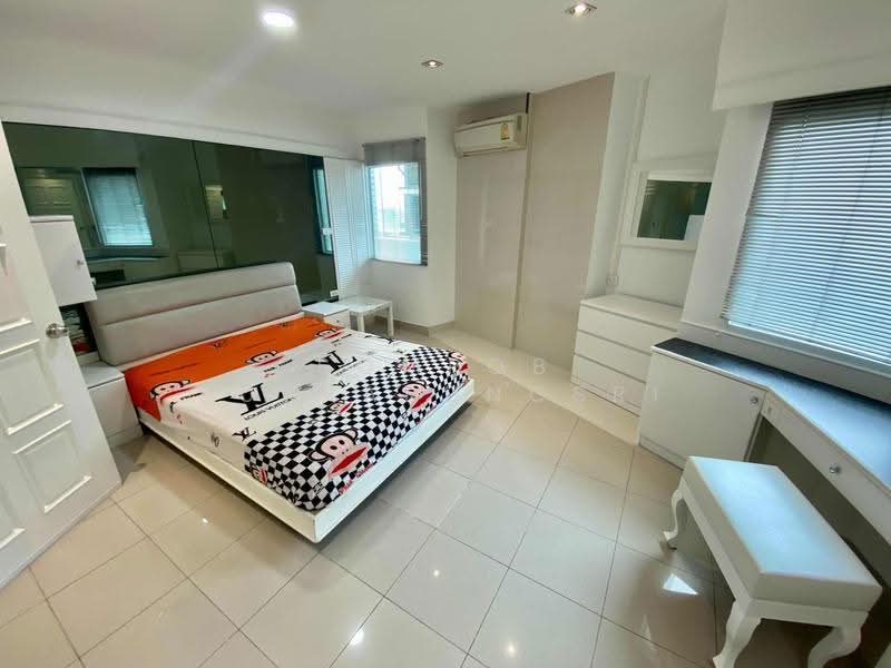 Fifty Fifth Tower, Bangkok, 84 Soi Sukhumvit 55, Sukhumvit Road, Khlong Tan Nua, Watthana, Bangkok, 3 Bedrooms, 165 sqm, Condo For Rent, by Sompob Buaparungsri, 500513368 - DDproperty.com