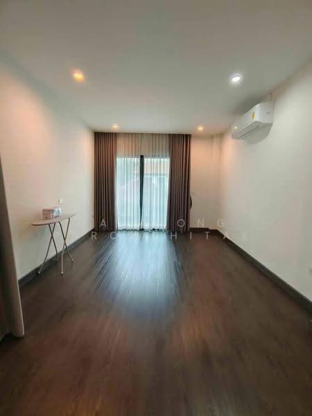 4-BR House, Bangkok, Phra Kanong Nua, Watthana, Bangkok, 4 Bedrooms, 330 sqm, Single Detached House For Rent, by Manapong Phromphitak, 500513580 - DDproperty.com