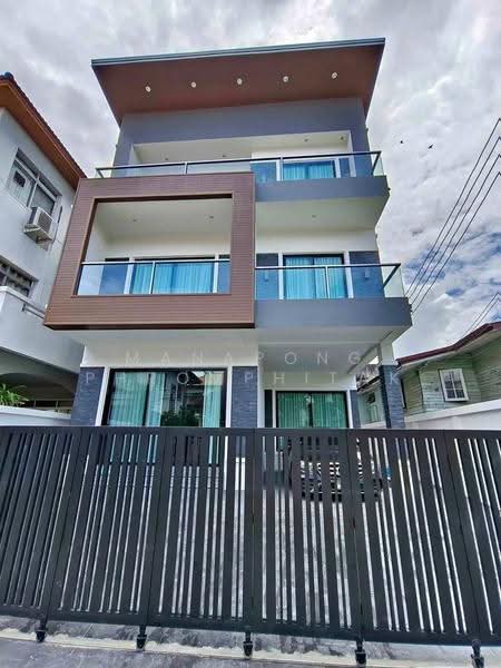 4-BR House, Bangkok, Phra Kanong Nua, Watthana, Bangkok, 4 Bedrooms, 330 sqm, Single Detached House For Sale, by Manapong Phromphitak, 500513588 - DDproperty.com