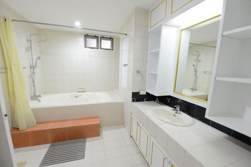 Oriental Towers, Bangkok, 25 Soi Ekkamai 12, Ekkamai Road, Khlong Tan Nua, Watthana, Bangkok, 3 Bedrooms, 350 sqm, Condo For Rent, by Tanakrit Chotbuddkayan, 500514007 - DDproperty.com
