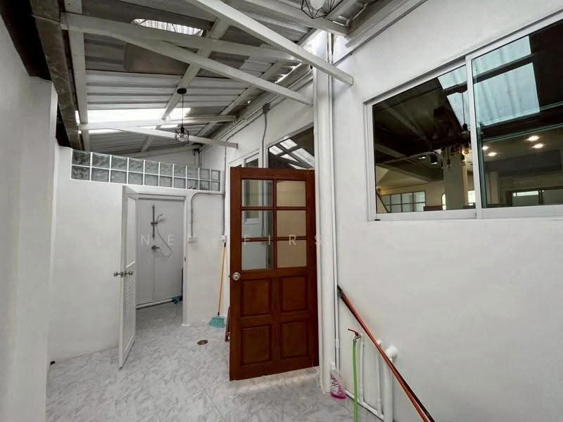 3-Story Home Office Sukhumvit 44/2, Near BTS Phra Khanong, Bangkok, Phra Kanong, Khlong Toei, Bangkok, 6 Bedrooms, 250 sqm, Single Detached House For Rent, by LINE @firststep, 500514574 - DDproperty.com