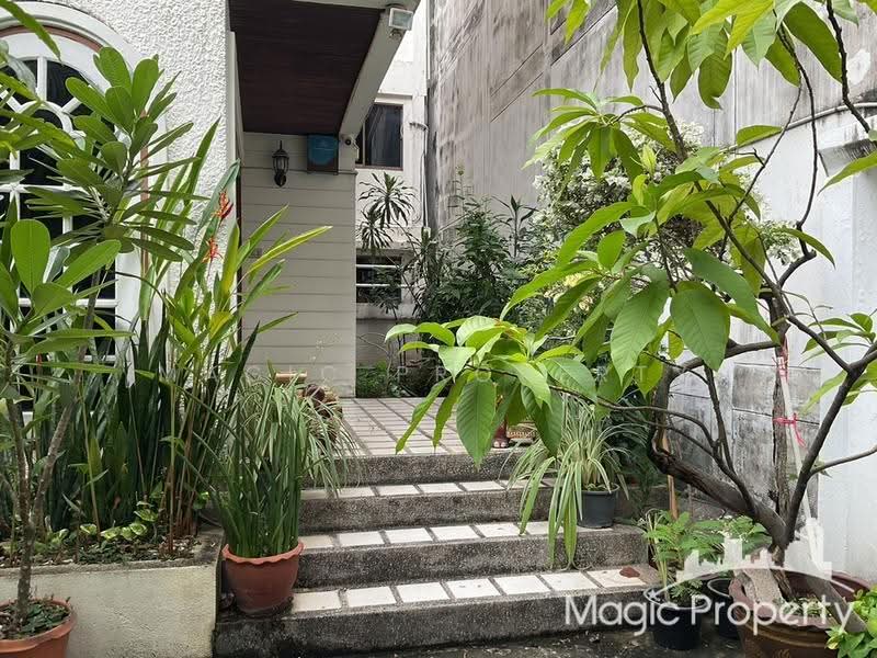 Single House in Ekkamai Soi 3, Bangkok, สุขุมวิท 63, Khlong Tan Nua, Watthana, Bangkok, 3 Bedrooms, 300 sqm, Single Detached House For Sale, by Magic Property, 500515819 - DDproperty.com